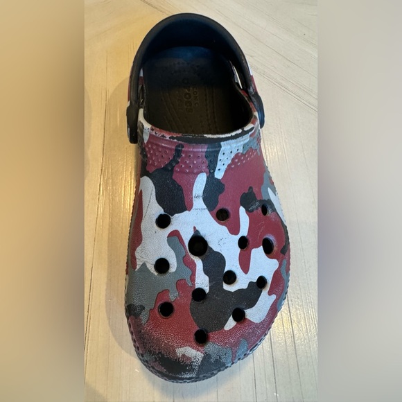 Crocs Unisex-Child Classic Red/Black/Grey/White Camo Clog - Size C10 - Picture 11 of 16